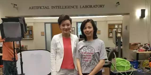 楊瀾女士與美國(guó)斯坦福大學(xué)人工智能實(shí)驗(yàn)室主任、谷歌云計(jì)算機(jī)器學(xué)習(xí)部門負(fù)責(zé)人李飛飛合影