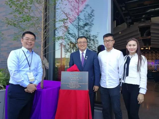 舒騁與清華大學(xué)副校長楊斌教授(左二)